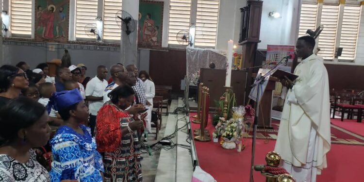 Les travailleurs et leurs outils de travail bénis