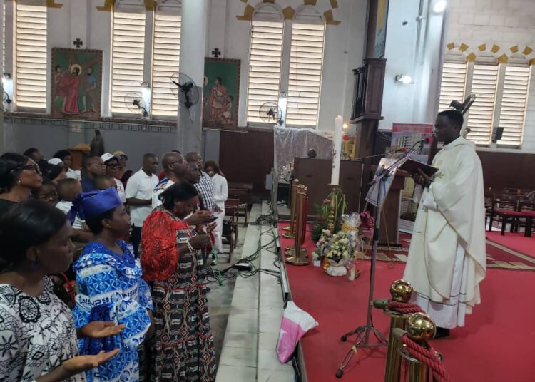 Les travailleurs et leurs outils de travail bénis